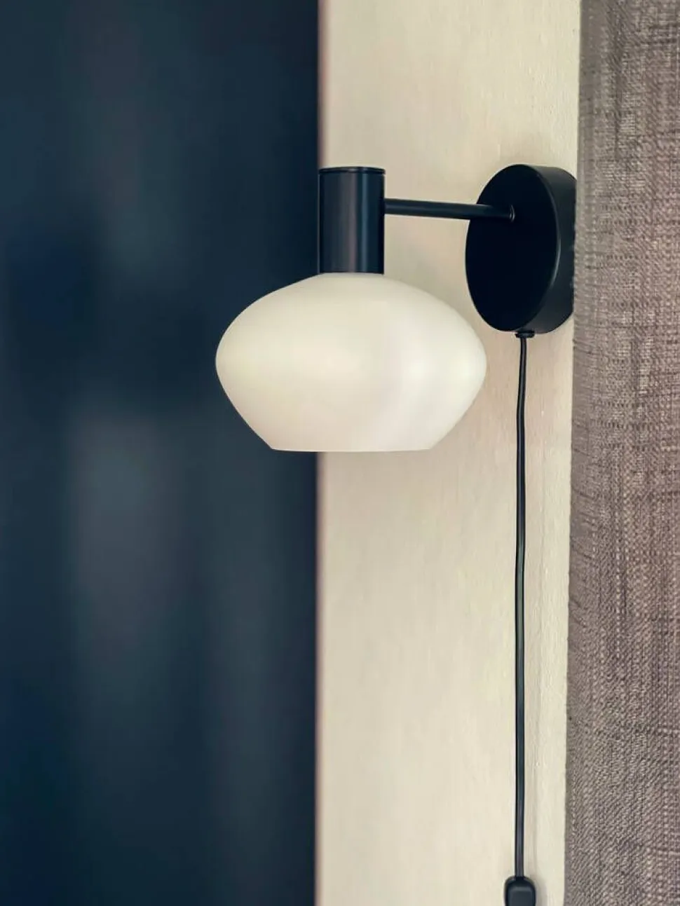 Aneta Lighting Bell seinävalaisin musta/valkoinen