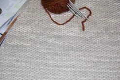 VM-Carpet Aho 72 beige, kapea pellavakantti Ø 240 cm