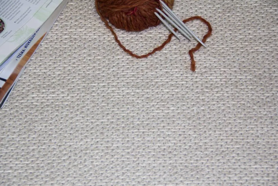 VM-Carpet Aho 72 beige, kapea pellavakantti Ø 240 cm