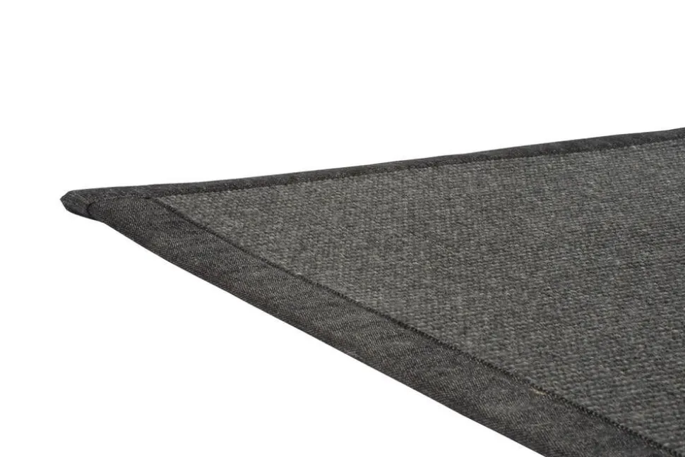 VM-Carpet Esmeralda 79 musta, 80*250 cm, kantti 020 B